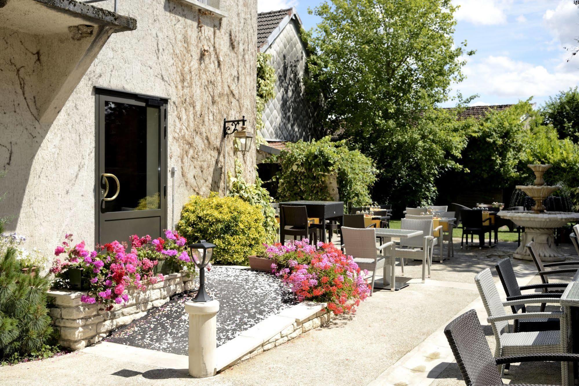 Logis Le Tadorne Hotel Piney Exterior foto